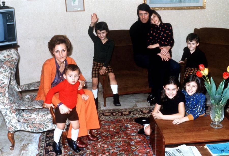Cesare și Maria Luisa, în mijlocul celor patru copii ai cuplului, Paolo fiind cel cu mâna ridicată / Foto: Imago Dinastia MalTRIni merge mai departe