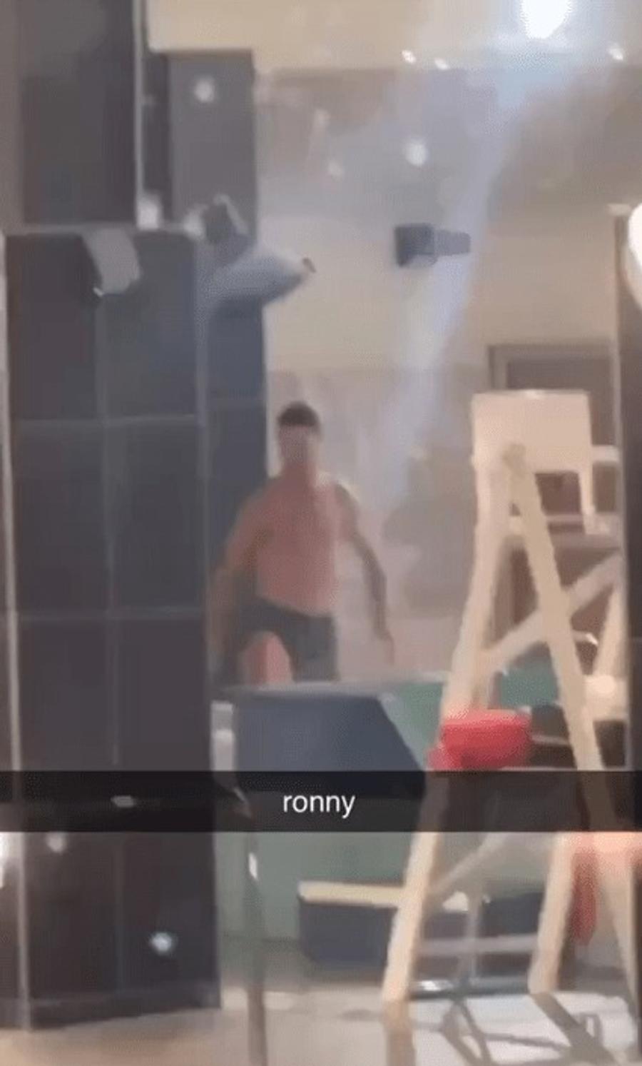 Cristiano Ronaldo se îndreaptă spre tobogan / foto: captură Cristiano Ronaldo face lucruri trăsnite! Cum s-a „pregătit” portughezul pentru meciul cu Scoția
