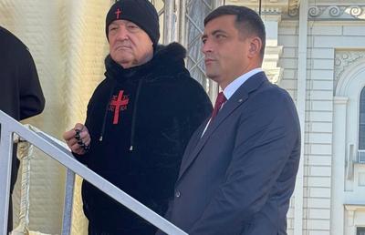 Gigi Becali a ajuns la pelerinajul Sfintei Cuvioase Parascheva de la Iași » Patronul FCSB, braț la braț cu George Simion + liderii politici sunt prezenți