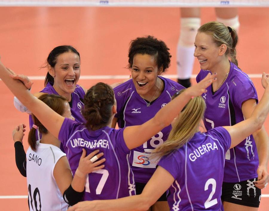 Nneka Onyejekwe și colegele de echipă Din familie româno-nigeriană, a cucerit 12 titluri, a jucat o finală de Liga Campionilor, iar acum se retrage: „Am zis: «Doamne, ce urât e în Moldova!». Mentalitatea e diferită față de cea a ardelenilor”