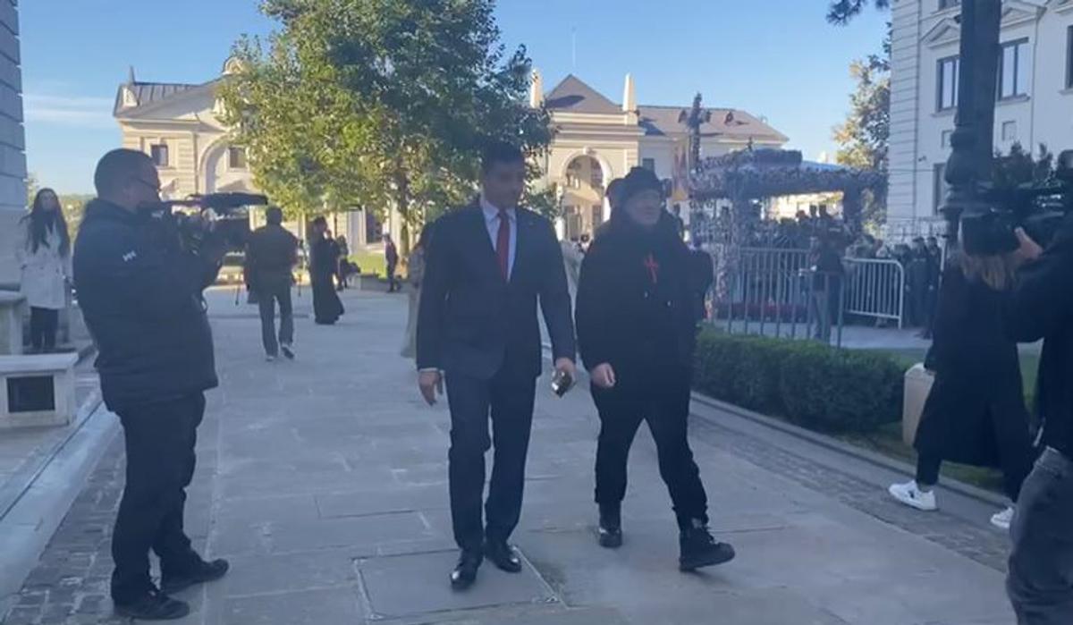 Gigi Becali a ajuns la pelerinajul Sfintei Cuvioase Parascheva de la Iași » Patronul FCSB, braț la braț cu George Simion + liderii politici sunt prezenți