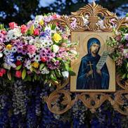 Mii de persoane, la Sfânta Liturghie oficiată la Iaşi de hramul Sfintei Cuvioase Parascheva. FOTO: Basilica