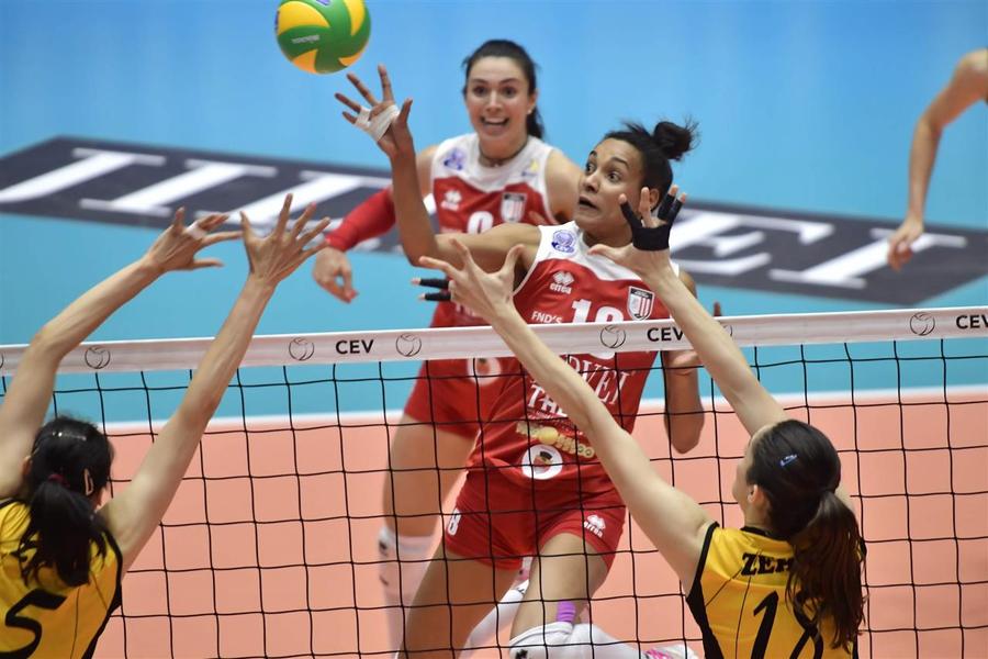 Nneka Onyejekwe în acțiune Din familie româno-nigeriană, a cucerit 12 titluri, a jucat o finală de Liga Campionilor, iar acum se retrage: „Am zis: «Doamne, ce urât e în Moldova!». Mentalitatea e diferită față de cea a ardelenilor”