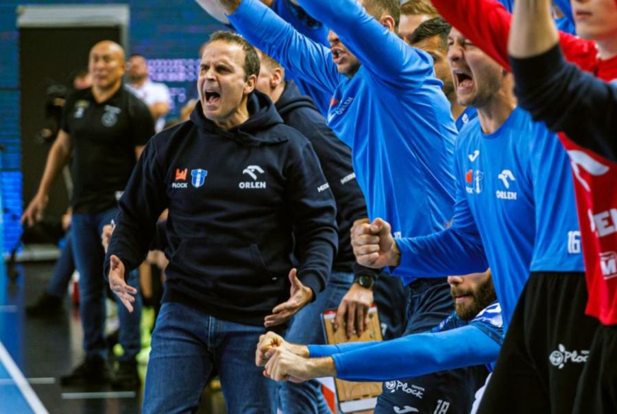 Banca tehnică a Orlen Wisla Plock în timpul meciului cu Industria Kielce // Foto: sport.tvp.pl Suspendări istorice în handbalul polonez! Ce pedepse au primit cei implicați în scandalul de la derby-ul Wisla Plock - Kielce