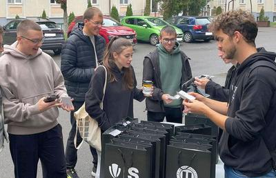 Scandalos! „Toți steliștii din Ardeal...” » „U” le-a oferit „bobocilor” din Cluj-Napoca carnete cu cântece suburbane ale galeriei: „Din greșeală, nu am tipărit versiunea «clean»”