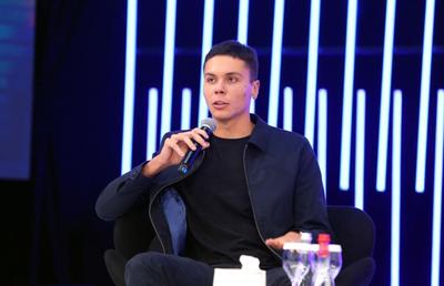„Victoria e o senzație ce dă dependență” » David Popovici, mesaj motivațional pe o scenă din Dubai: „Nu așteptați momentul perfect, săriți”
