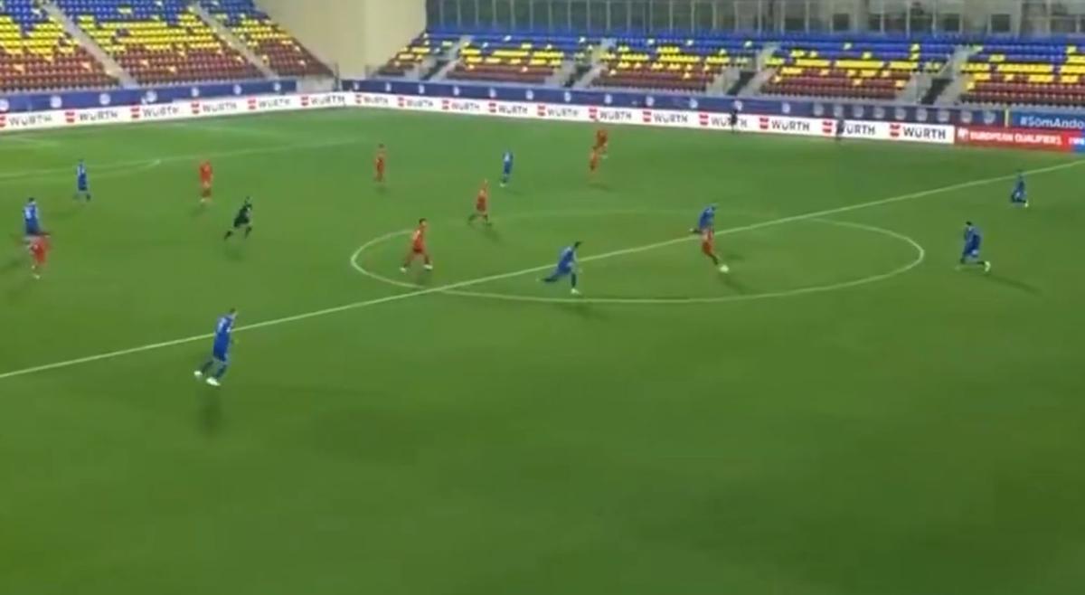 Gol de la jumătatea terenului în Andorra - Serbia