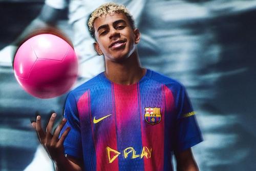 Lamine Yamal le prezintă suporterilor tricoul pentru „El Clasico”