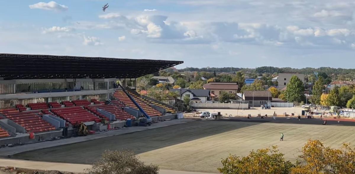 Au montat gazonul, scaunele sunt deja amplasate în tribune! „Doar” 5 ani întârziere la stadionul din România