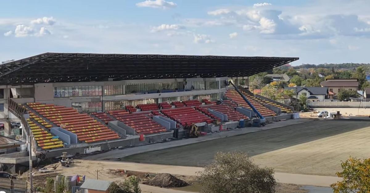 Au montat gazonul, scaunele sunt deja amplasate în tribune! „Doar” 5 ani întârziere la stadionul din România