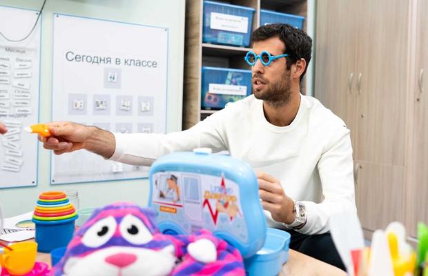 Numărul 10 mondial a vizitat un centru pentru autism în Kazahstan: „Sunt și eu tată. Iubesc copiii în general”