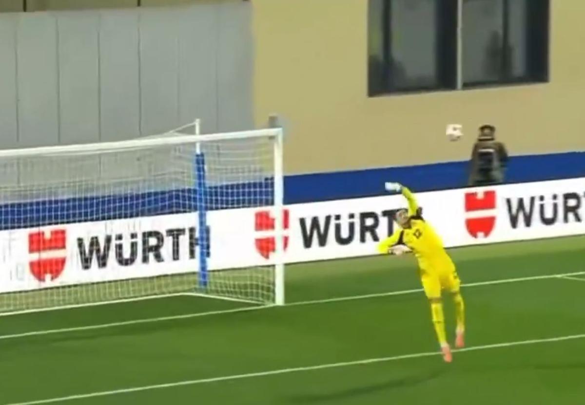 Gol de la jumătatea terenului în Andorra - Serbia