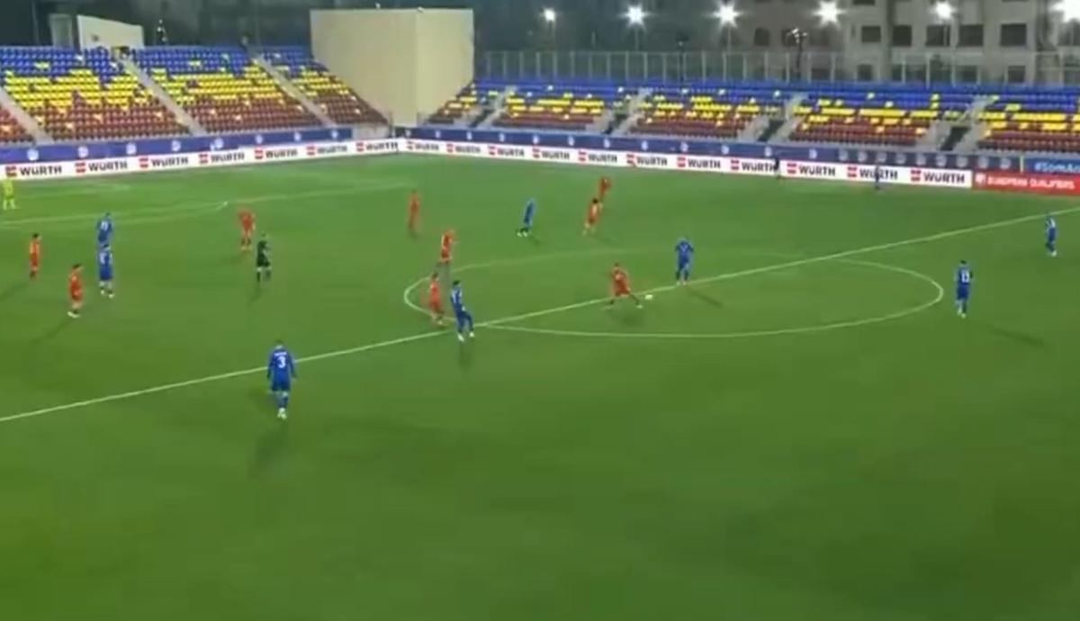 Gol de la jumătatea terenului în Andorra - Serbia