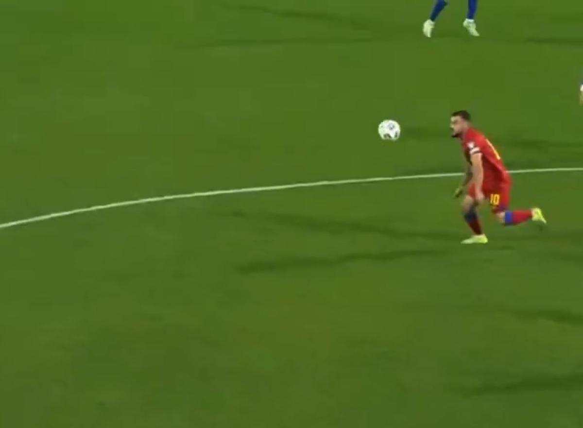 Gol de la jumătatea terenului în Andorra - Serbia