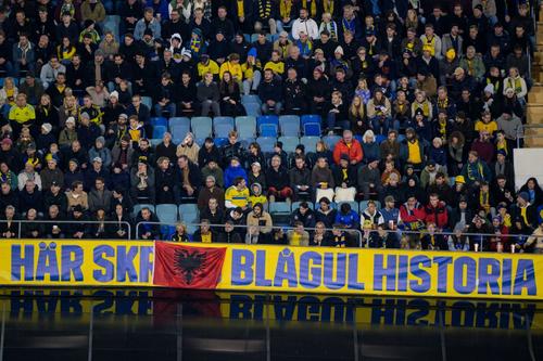 Bannerul prin care fanii au contestat naționala la meciul pierdut luni de Suedia la Solna, 0-1 cu Kosovo / Foto: Imago