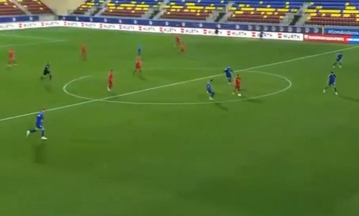 Gol de la jumătatea terenului în Andorra - Serbia
