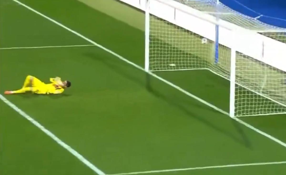 Gol de la jumătatea terenului în Andorra - Serbia