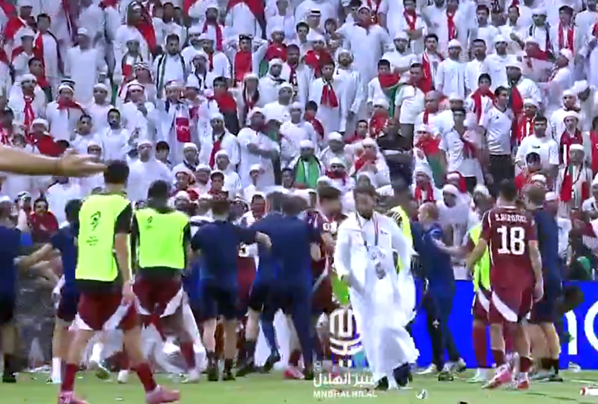 Scandal imens sub ochii lui Cosmin Olăroiu în Qatar - Emiratele Arabe Unite: bătaie pe gazon între fani și jucători