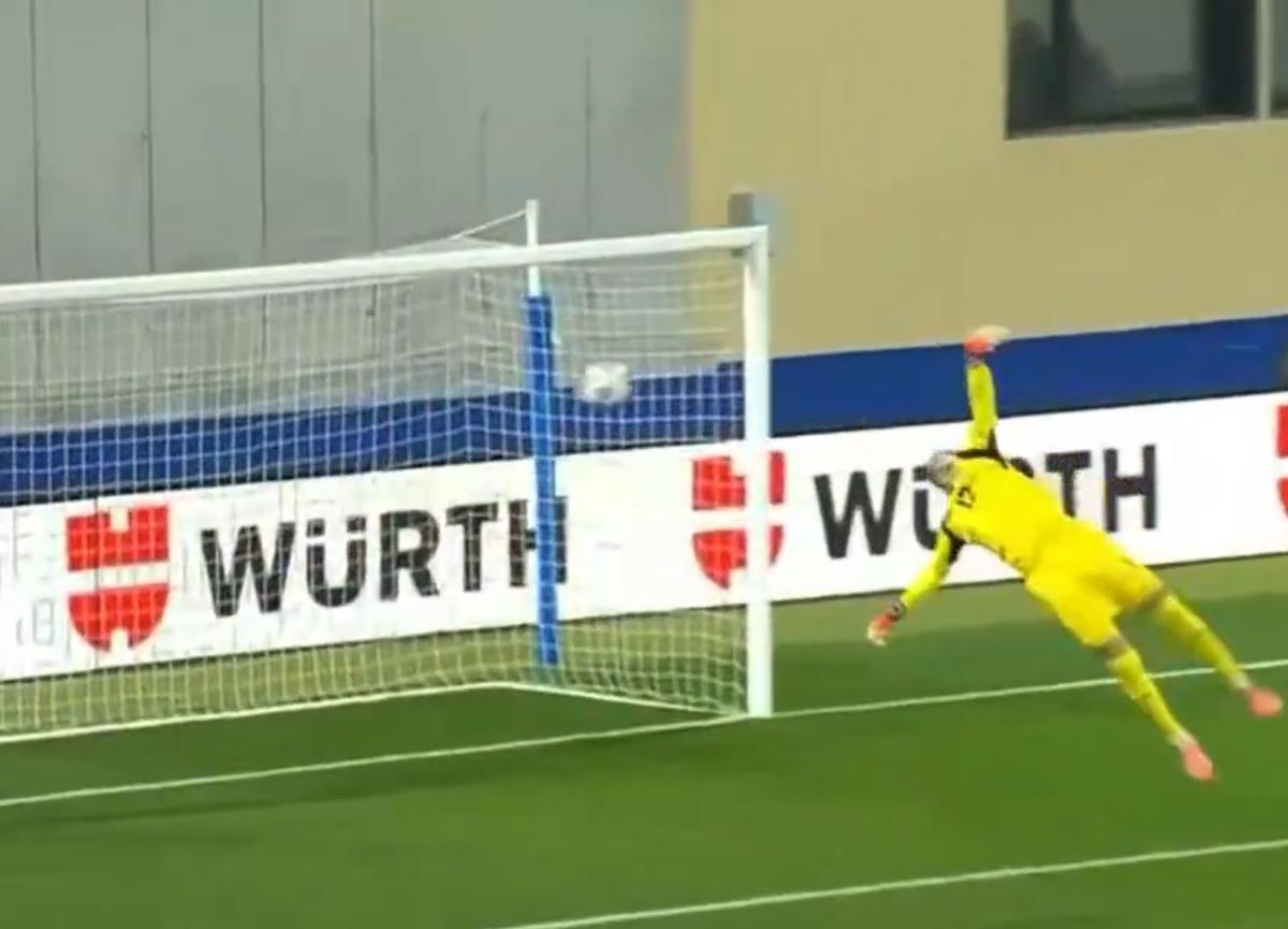 Gol de la jumătatea terenului în Andorra - Serbia