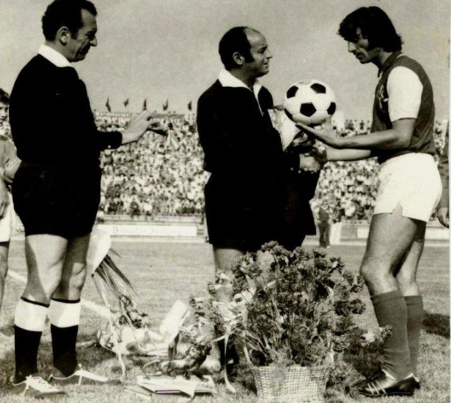 Gheorghe Limona (centru) a fost unul dintre cei mai buni arbitri români în anii '60-'70: se cunoștea cu Talat Tokat, pe care l-a vizitat înainte de Dinamo - Levski în Cupa UEFA. Foto: druckeria.ro Arhivele Securității: imagini rare și detalii explozive din culisele europene ale lui Dinamo - mese de lux, bani, fete și vacanțe pentru arbitri + „A apreciat-o pe informatoarea «Brândușa»”