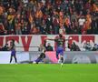 Bannerele pro-Palestina afișate de fanii celor de la Galatasaray la meciul cu Barcelona // foto: Imago