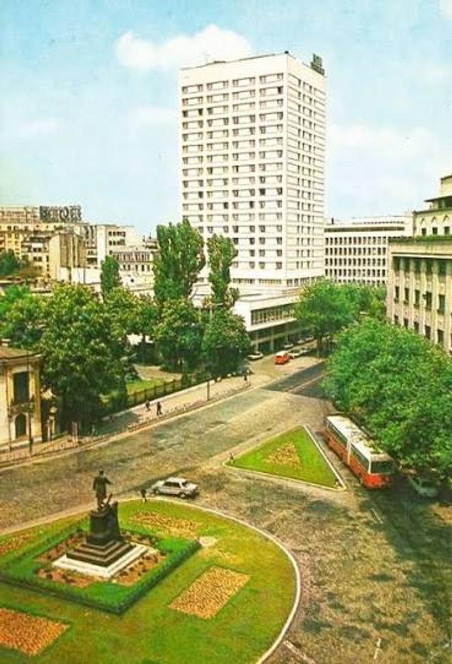 Talat Tokat și colegii săi din brigada de la meciul Dinamo - Levski au servit ultima cină la București la restaurantul hotelului „Dorobanți”, situat în Piața Romană Arhivele Securității: imagini rare și detalii explozive din culisele europene ale lui Dinamo - mese de lux, bani, fete și vacanțe pentru arbitri + „A apreciat-o pe informatoarea «Brândușa»”