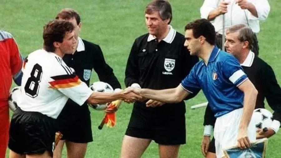 Aici la un RFG - Italia de la Euro 1988, britanicul Keith Hackett a avut parte de un protocol de gală la București cu ocazia meciului Dinamo - Dinamo Minsk din primăvara lui 1984 Arhivele Securității: imagini rare și detalii explozive din culisele europene ale lui Dinamo - mese de lux, bani, fete și vacanțe pentru arbitri + „A apreciat-o pe informatoarea «Brândușa»”