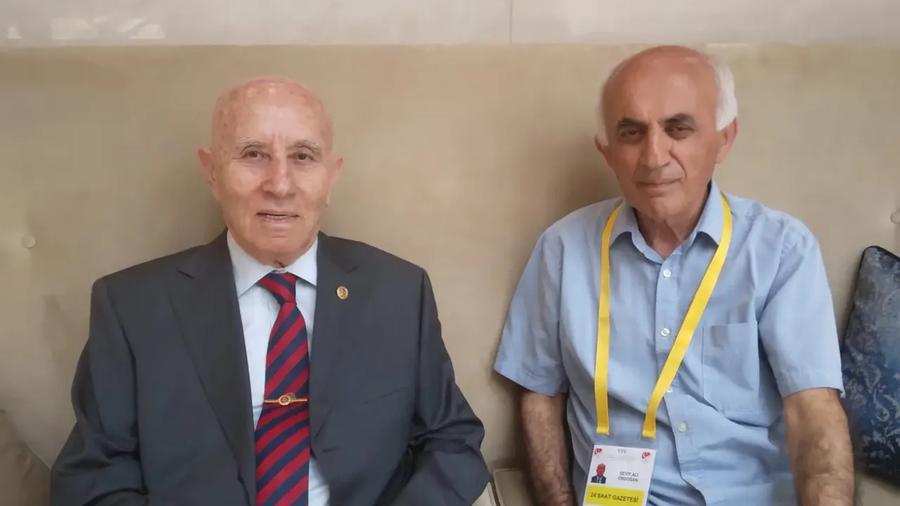 Așa arată azi Talat Tokat (stânga) la 89 ani, fotografie din iunie 2026: în urmă cu 45 de ani trăia câteva zile intense la București cu ocazia meciului Dinamo - Levski Sofia din Cupa UEFA, urmărit pas cu pas de Securitate. Foto: 24saatgazetesi.com Arhivele Securității: imagini rare și detalii explozive din culisele europene ale lui Dinamo - mese de lux, bani, fete și vacanțe pentru arbitri + „A apreciat-o pe informatoarea «Brândușa»”