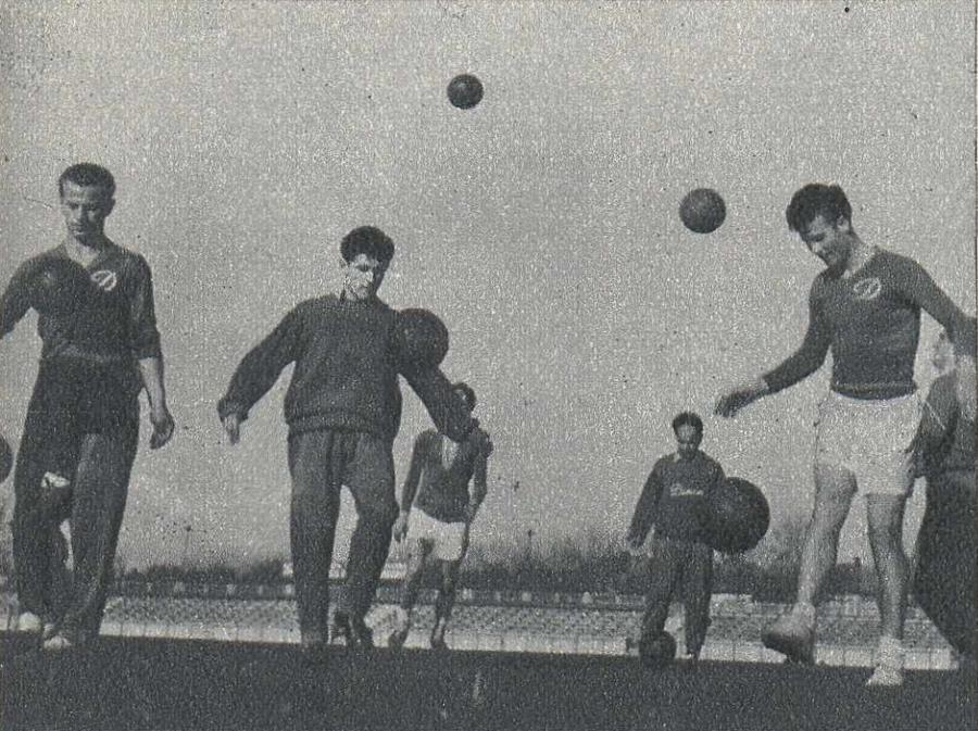 În tricoul lui Dinamo, Vasile Anghel (stânga) a cucerit trei trofee: două titluri și o dată Cupa României. Foto: wikipedia Arhivele Securității: imagini rare și detalii explozive din culisele europene ale lui Dinamo - mese de lux, bani, fete și vacanțe pentru arbitri + „A apreciat-o pe informatoarea «Brândușa»”