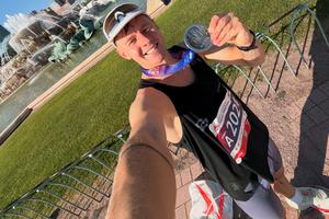 Gest impresionant la maraton: A străbătut 6.400 de kilometri și a fost susținut de sute de necunoscuți