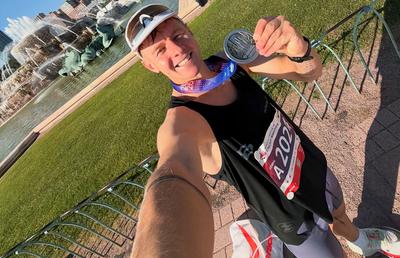 Gest impresionant la maraton: A străbătut 6.400 de kilometri și a fost susținut de sute de necunoscuți