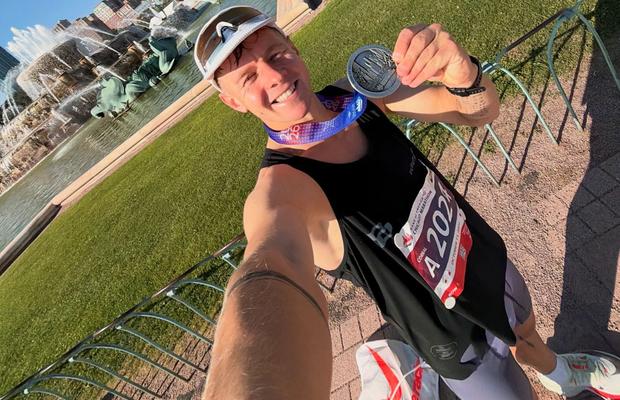 Gest impresionant la maraton: A străbătut 6.400 de kilometri și a fost susținut de sute de necunoscuți