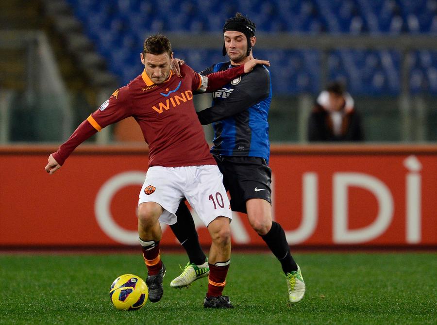 Cristi Chivu, în duel cu Francesco Totti // foto: Imago Images Marele Francesco Totti a sărit în apărarea lui Chivu, criticat în Italia: „Asta este problema!”