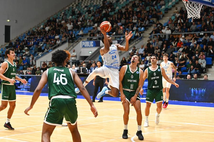 SCM U Craiova, înfrângere la 20 de puncte contra lui Sporting Lisabona/Foto: fiba.basketball CSM Oradea, învinsă în Bulgaria! O victorie și două înfrângeri pentru echipele românești în FIBA Europe Cup