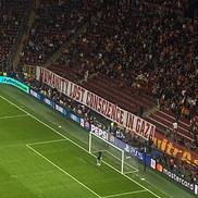 Bannerele pro-Palestina afișate de fanii celor de la Galatasaray la meciul cu Barcelona // foto: Imago