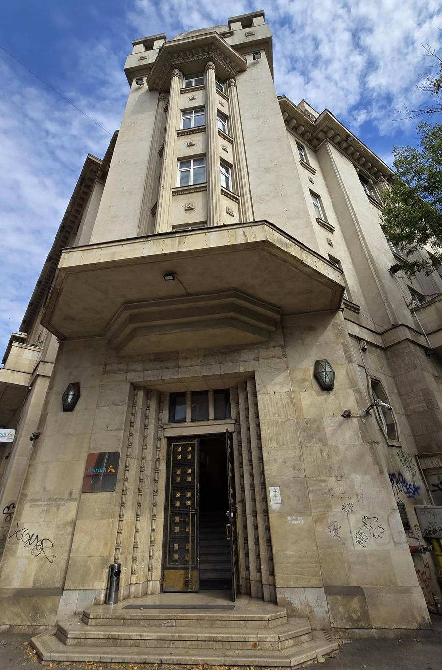 Acesta este fostul hotel „Național” din București, unde au fost cazați arbitrii turci de la Dinamo - Levski, în frunte cu Talat Tokat: camerele lor se aflau sub supravegherea Securității Arhivele Securității: imagini rare și detalii explozive din culisele europene ale lui Dinamo - mese de lux, bani, fete și vacanțe pentru arbitri + „A apreciat-o pe informatoarea «Brândușa»”