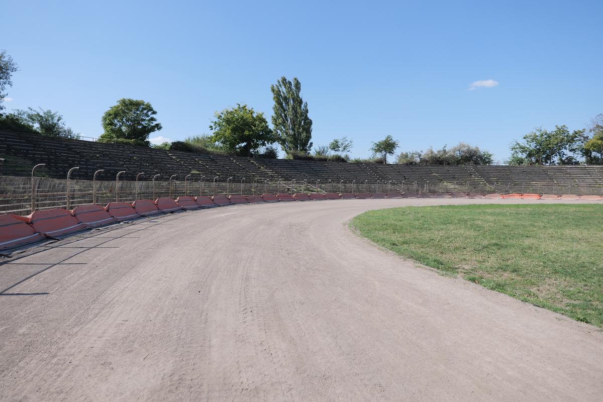 Orașul din România care a „dat” un stadion pe o pădure » Locul ascuns despre care nici localnicii nu știu