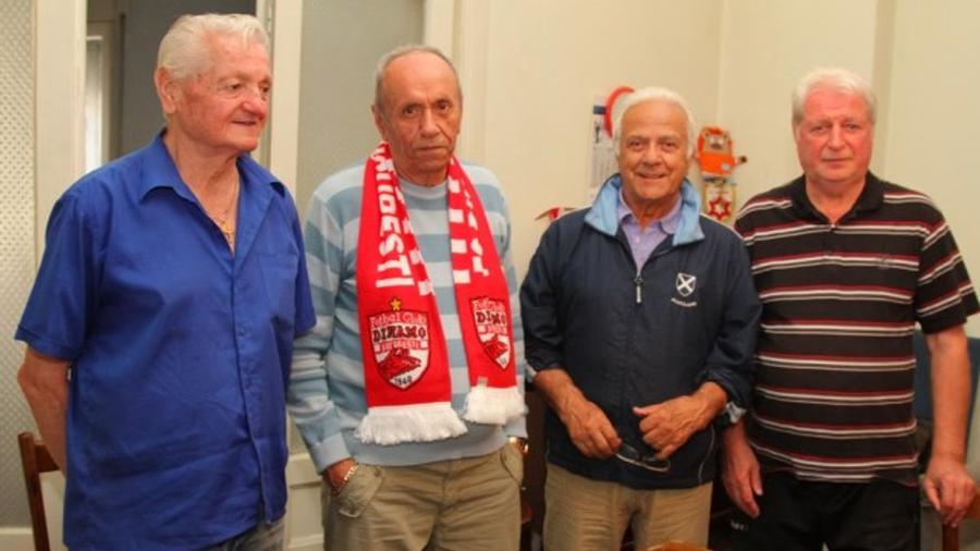 Fostul fundaș stânga al „câinilor”, Dumitru Ivan (cu fular la gât), a văzut din tribună meciul Dinamo - Levski alături de sursa „Andrei”, „umbra” lui Talat Tokat la București Arhivele Securității: imagini rare și detalii explozive din culisele europene ale lui Dinamo - mese de lux, bani, fete și vacanțe pentru arbitri + „A apreciat-o pe informatoarea «Brândușa»”