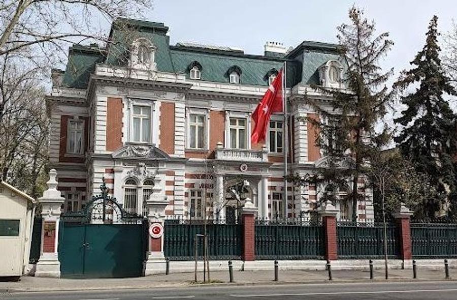 Arbitrul Talat Tokat a interacționat în 1981 cu diplomați ai Ambasadei Turciei la București, potrivit documentelor din operațiunile de filaj ale Securității Arhivele Securității: imagini rare și detalii explozive din culisele europene ale lui Dinamo - mese de lux, bani, fete și vacanțe pentru arbitri + „A apreciat-o pe informatoarea «Brândușa»”