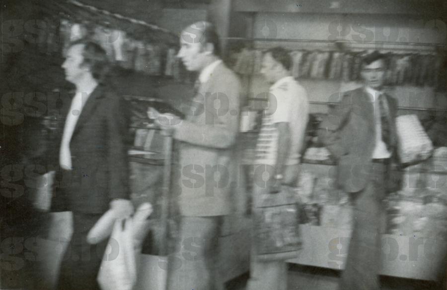 Talat Tokat și colegii săi filați la cumpărături de către ofițerii de Securitate pe 17 septembrie 1981, în ziua următoare partidei Dinamo - Levski (3-0) din Cupa UEFA. Foto: arhiva CNSAS Arhivele Securității: imagini rare și detalii explozive din culisele europene ale lui Dinamo - mese de lux, bani, fete și vacanțe pentru arbitri + „A apreciat-o pe informatoarea «Brândușa»”