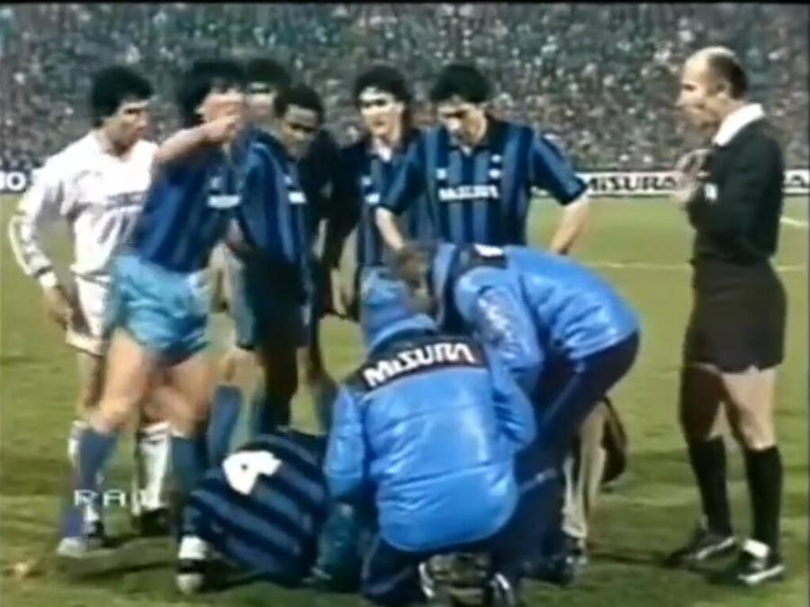 Talat Tokat într-o ipostază din Inter - Real Madrid, sferturi de finală Cupa Campionilor Europeni 1983. Foto: captură youtube Arhivele Securității: imagini rare și detalii explozive din culisele europene ale lui Dinamo - mese de lux, bani, fete și vacanțe pentru arbitri + „A apreciat-o pe informatoarea «Brândușa»”