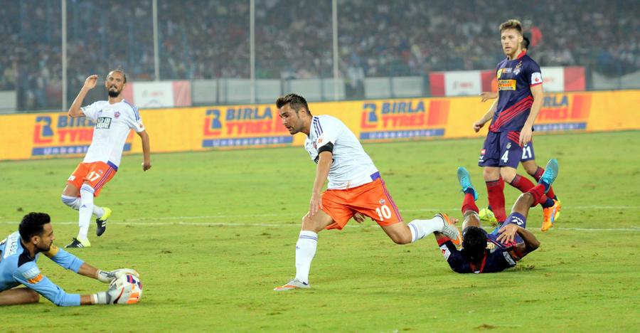 Adi Mutu, într-o partidă oficială pentru Pune City // foto: Imago „STOP! Nu ieșiți, că vin leii!” » Mutu a povestit ce a trăit ca jucător în India: „Când am văzut, am spus: nu pot să mănânc așa ceva în viața mea!”