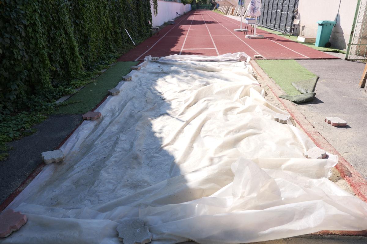 Orașul din România care a „dat” un stadion pe o pădure » Locul ascuns despre care nici localnicii nu știu