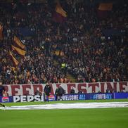 Bannerele pro-Palestina afișate de fanii celor de la Galatasaray la meciul cu Barcelona // foto: Imago