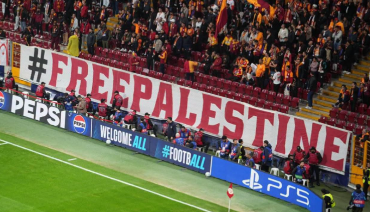 Bannerele pro-Palestina afișate de fanii celor de la Galatasaray la meciul cu Barcelona // foto: Imago