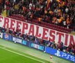 Bannerele pro-Palestina afișate de fanii celor de la Galatasaray la meciul cu Barcelona // foto: Imago