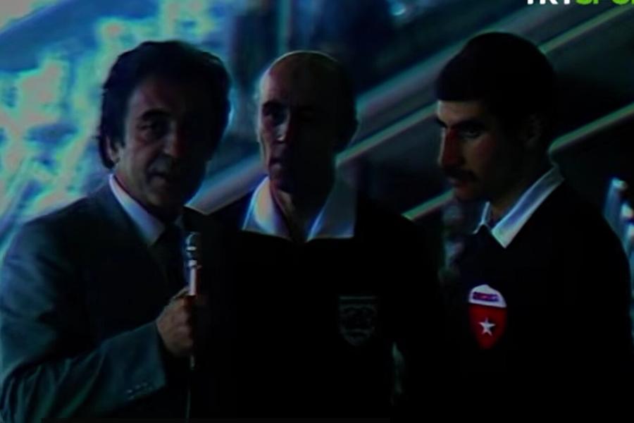 Talat Tokat (centru) intervievat în 1985 de televizunea turcă după un meci din campionat: cu patru ani înainte petrecuse la București cinci zile sub supravegherea atentă a Securității. Foto: captură youtube Arhivele Securității: imagini rare și detalii explozive din culisele europene ale lui Dinamo - mese de lux, bani, fete și vacanțe pentru arbitri + „A apreciat-o pe informatoarea «Brândușa»”