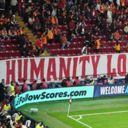 Bannerele pro-Palestina afișate de fanii celor de la Galatasaray la meciul cu Barcelona // foto: Imago