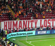 Bannerele pro-Palestina afișate de fanii celor de la Galatasaray la meciul cu Barcelona // foto: Imago
