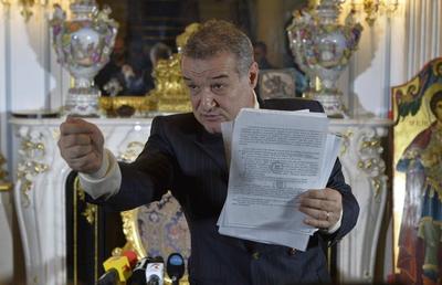 Mai rău decât Becali » Un controversat milionar a cumpărat o echipă din Anglia, a adus 15 jucători, a dat afară antrenorul și s-a numit pe el principal. Totul într-o singură zi!